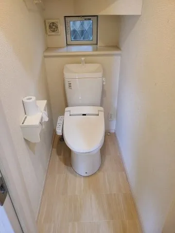 【トイレ】落ち着いた色調のトイレです